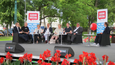 Blå framtid på rådhusscenen under Suomiareena i Björneborg. 