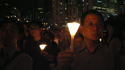 I Hongkong samlas tiotusentals människor varje år för att hedra minnet av dem som dödades i massakern i Peking. Fler och fler människor från det övriga Kina deltar i minnesstunderna.
