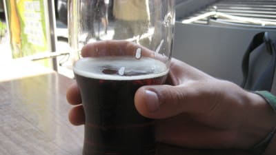 Öl som avnjuts på terass