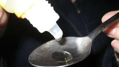 Tillskott av D-vitamin ges till barn i form av droppar. Bild: YLE/Ingela West