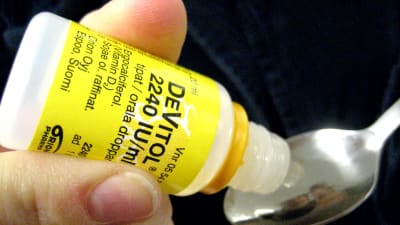 Tillskott av D-vitamin ges till barn i form av droppar. Bild: YLE/Ingela West