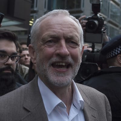 Jeremy Corbyn utanför Labours partikansli i London.