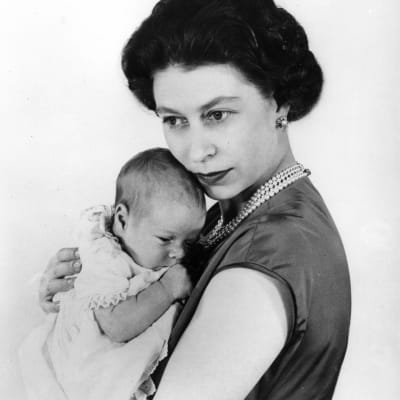 Kuningatar Elisabet kuukauden vanhan prinssi Andrewn kanssa.