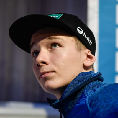 Eero Hirvonen under en presskonferens.