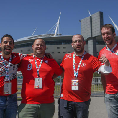 Sveitsiläiskannattajia Pietarin jalkapallostadionin edustalla ennen puolivälieräottelua EM-kisoissa 2021.