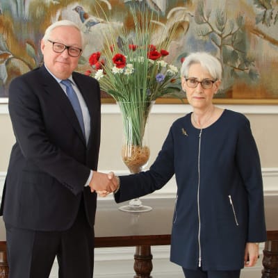 Rysslands vice utrikesminister Sergej Rjabkov och hans amerikanska kollega Wendy Sherman möttes i Genève också i september i fjol.  