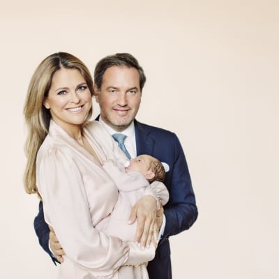 Man och kvinna med baby i famnen