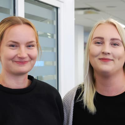 Kaksi nuorta vaaleatukkaista naista.