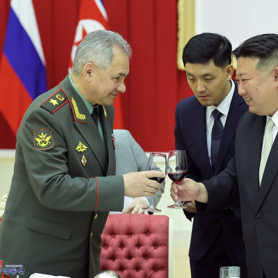 Kuvassa Venäjän puolustusministeri Sergei Shoigu ja Pohjois-Korean johtaja Kim Jong-un kilistelevät laseja. 