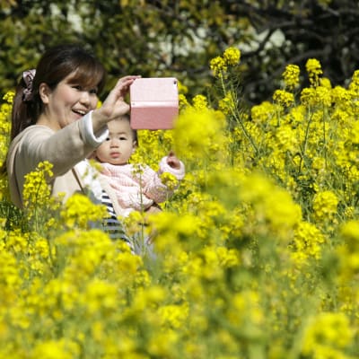 En mor tar en selfie med sitt barn i Tokyo.