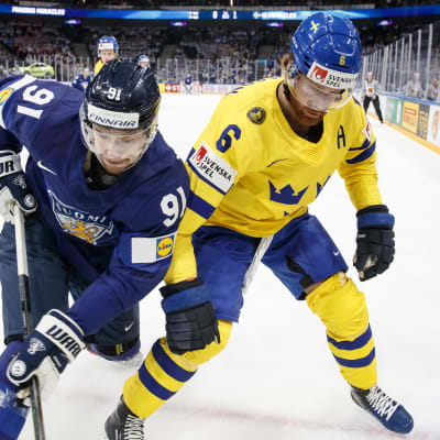 Juho Lammikko ja Adam Larsson kamppailivat kiekosta alkulohkon ottelussa.