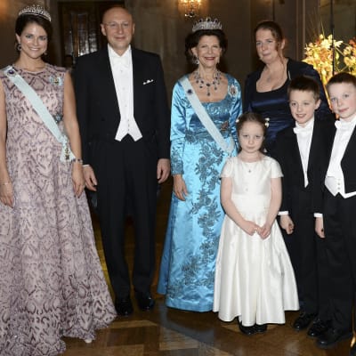 Stefan W. Hell, professor Anna Kathrin Hell samt deras barn tillsammans med prinsessan Madeleine och drottning Silvia