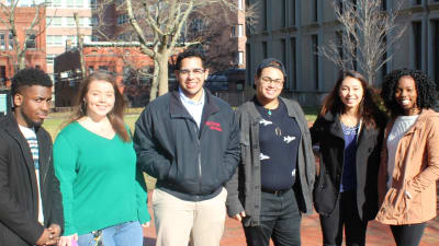 Jahkai Harrison, Jamie Frank, Janio Perez, Antonio Escarraman, Anna Williams och Naomi Gulama på campuset på Rutgers University.