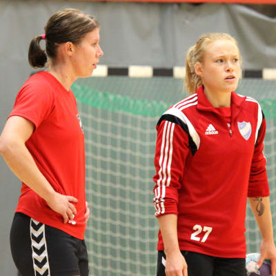 Linda Cainberg och Johanna Hilli inför säsongen 2017-18.