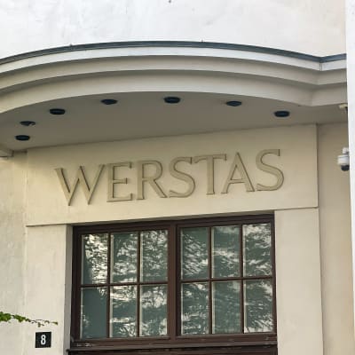Työväenmuseo Werstaan julkisivua. Ikkunan yläpuolella on isolla teksti "Werstas".