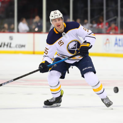 Rasmus Ristolainen med pucken i Buffalo Sabres match.