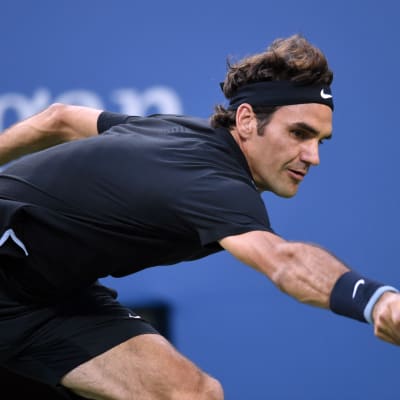 Roger Federer lyö palloa.
