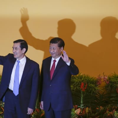 Taiwans president Ma Ying-Jeou (t.v) och Kinas president Xi Jinping vinkar och ler då de träffades i Singapore den 7 november 2015 för första gången på 60 år.