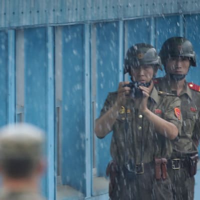 Nord- och sydkoreanska soldater står dag och natt några meter från varandra i stilleståndsbyn Panmunjom
