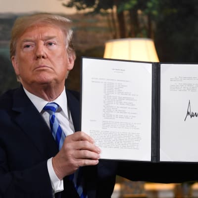 Donald Trump skriver under ett beslut som återinför alla sanktioner mot Iran. 