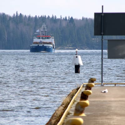 Rahtialus RMS Saimaa tulossa Venäjältä Suomeen Nuijamaanjärvellä