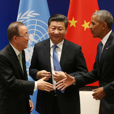 Kiinan ja Yhdysvaltain presidentit yhdessä YK:n pääsihteerin kanssa.