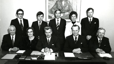 Svenska riksdagsgruppen poserar 1975. På bilden finns Kristian Gestrin, Ragnar Granvik, Evald Häggblom, Håkan Malm, Ingvar S. Melin, Elly Sigfrids, Pär Stenbäck, Christoffer Taxell, Henrik  Westerlund och Jutta Zilliacus.