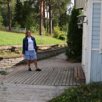 Linda Pitkäniemi katselee takaovea, josta hiippari yritti päästä sisään alkukesästä.