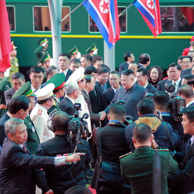 Nordkoreas officiella nyhetsbyrå gav ut detta fotografi av Kims ankomst till den nordvietnamesiska järnvägsstationen Dong Dang