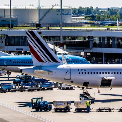 Flygplan lastas vid flygplatsen Schiphol i Amsterdam, Nederländerna.