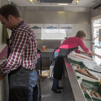 Anders Lindqvist och Gun-Britt Henriksson säljer fisk på torget i Ekenäs och Karis.