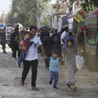 Människor flyr efter en självmordsattack i Kabul