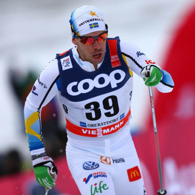 Emil Jönsson i spåret i Tour de Ski-tävlingen i Oberstdorf.