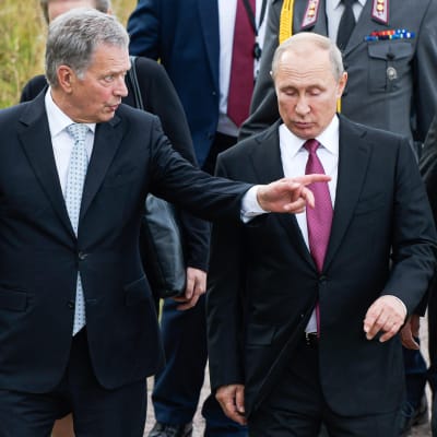 Sauli Niinistö och Vladimir Putin promenerar och diskuterar.