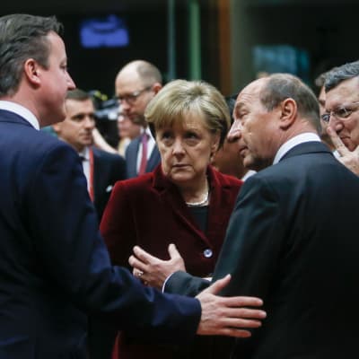 David Cameron, Angela Merkel, Rumäniens president Traian Basescu och José Manuel Barroso samtalar inför toppmötet