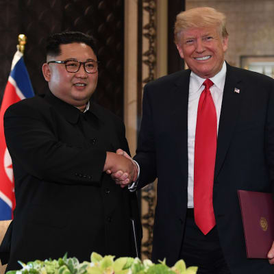 Nordkoreas ledare Kim Jong-un och USA:s president Donald Trump skakar hand efter att de undertecknat deklarationen i Singapore.