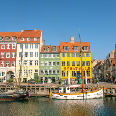 De färgglada husen och båtarna i Nyhavn i Danmark. 