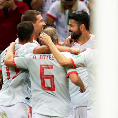 Espanja onnekkaasti johtoon: pallo kimposi Costan jalasta maaliin
