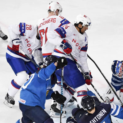 Andreas Martinsen trocklar in pucken i mål