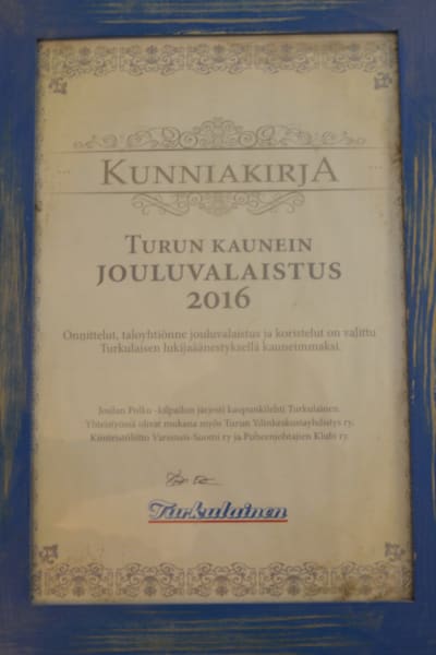 Ett diplom i blå ram för Årets julbelysning 2016 i Åbo.