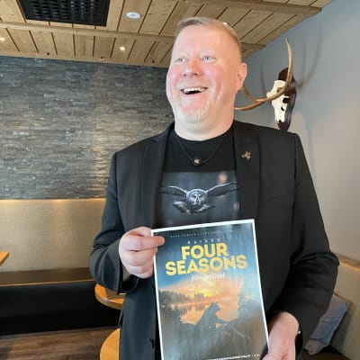 Four Seasons -elokuvafestivaalin projektipäällikkö Marko Karvonen nauraa tyytyväisenä.