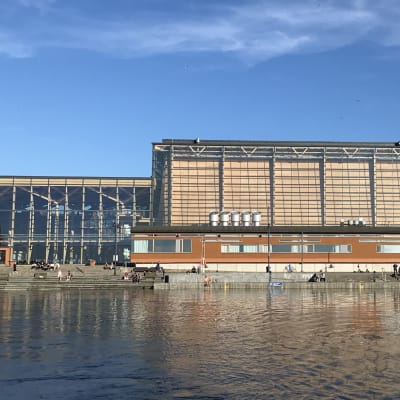 Lahden Sibeliustalo kuvattanut Vesijärveltä päin kesäkuussa 2021.