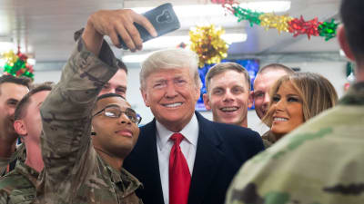 Donald och Melania Trump besöker en amerikansk bas i Irak.