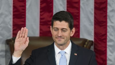 Republikanen Paul Ryan svär eden som ny talman i representanthuset.