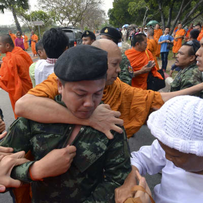 Thailändska munkar drabbar samman med soldater som försöker förhindra munkarnas demonstration för en  ny patriark