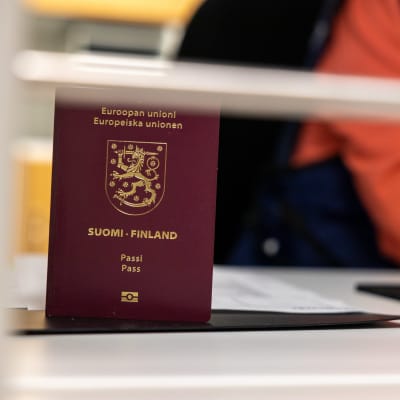 Ett pass står på ett bord bakom en glasvägg på ett kontor