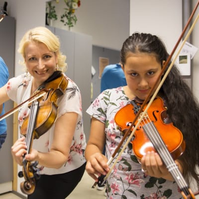 Elham ja Bahara opiskelevat viulunsoittoa opettaja Minni Ilmosen johdolla.