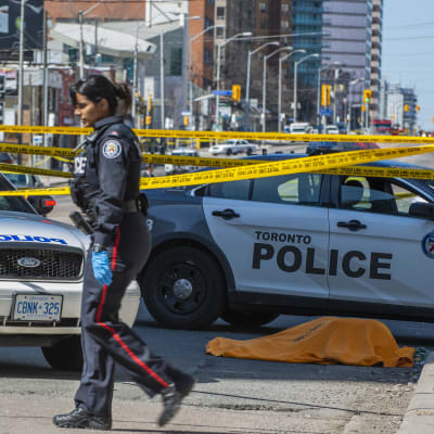 Polisen har spärrat av Yonge Street i Toronto efter att en skåpbil körde över flera fotgängare.