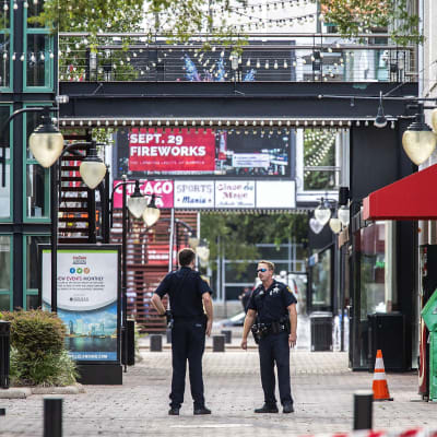 Två polisder står posterade utanför det köpcentrum i Jacksonville där skjutningen ägde rum.