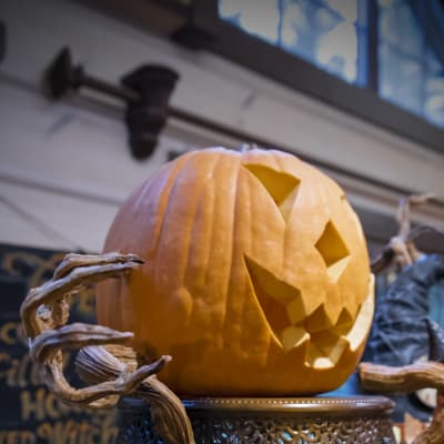 En halloweenpumpa på ett bord.